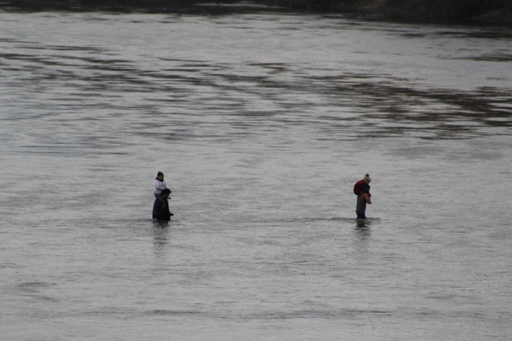 Meriç Nehri’ni Yürüyerek, Botla Ve Çocukları Omuzlarında Geçiyorlar
