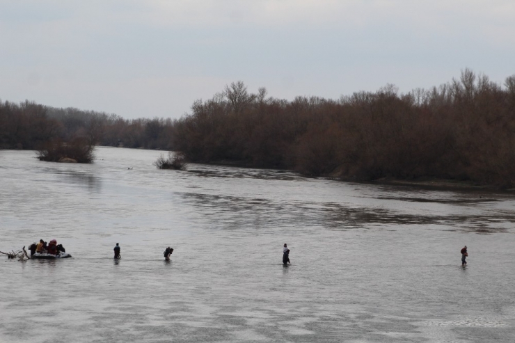 Meriç Nehri’ni Yürüyerek, Botla Ve Çocukları Omuzlarında Geçiyorlar