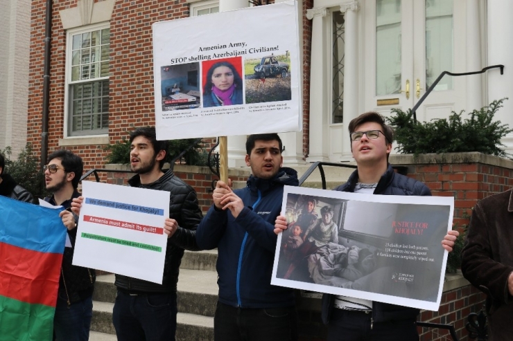 Hocalı Katliamı Ermenistan’ın Washington Büyükelçiliği Önünde Protesto Edildi