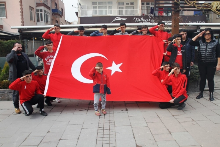 5 Yaşındaki Mustafa Şehitler İçin Asker Selamı Verip, İstiklal Marşı Okudu