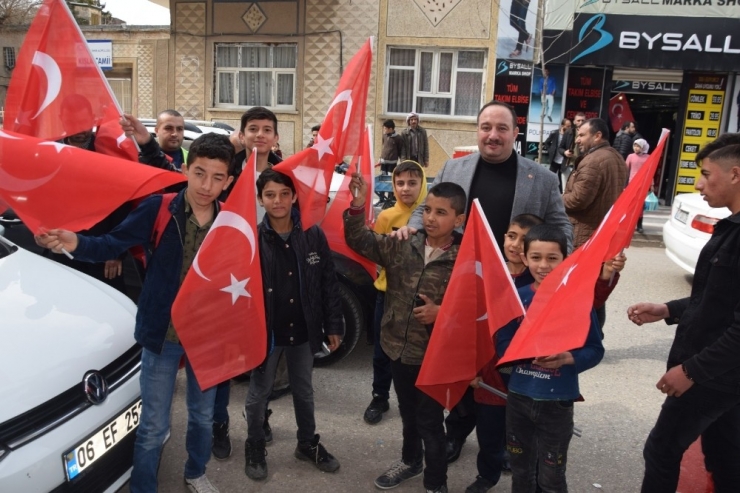 Viranşehir’de Şehitler İçin Bayrak Dağıtıldı