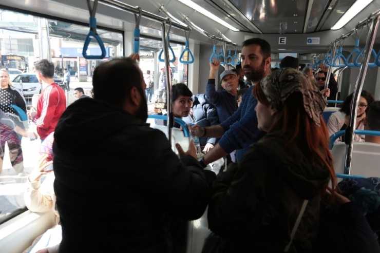 Tramvayda Su Krizi Temalı Skeç Yolcuları Şaşkına Çevirdi