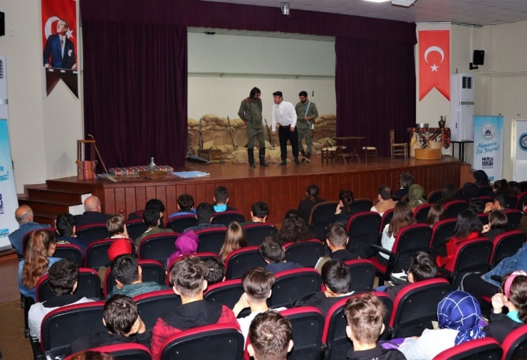 Adapazarı Belediyesi Çanakkale Zaferi’ni Anlatan Tiyatro Oyununu Öğrencilerle Buluşturdu