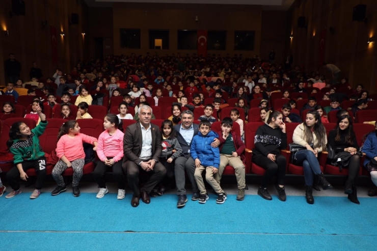 Başkan Şayir, Çocuklarla Tiyatroda Buluştu