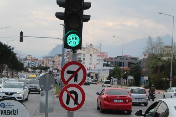 Antalya’da Sinyalizasyon İşaretlerinden Korona Uyarısı