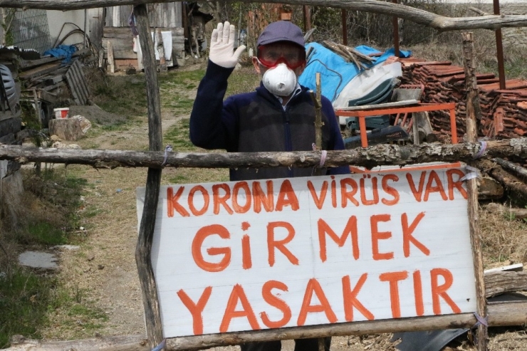 Evinin Önüne "Korona Virüs Var Girmek Yasaktır" Yazdı