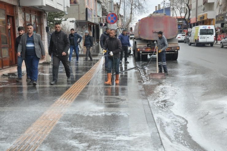 Kars Belediyesi Cadde Ve Sokakları Köpüklü Su İle Yıkıyor