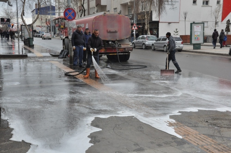 Kars Belediyesi Cadde Ve Sokakları Köpüklü Su İle Yıkıyor