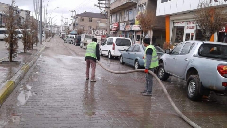 Özalp’ta Cadde Ve Sokaklar Deterjanlı Suyla Yıkandı