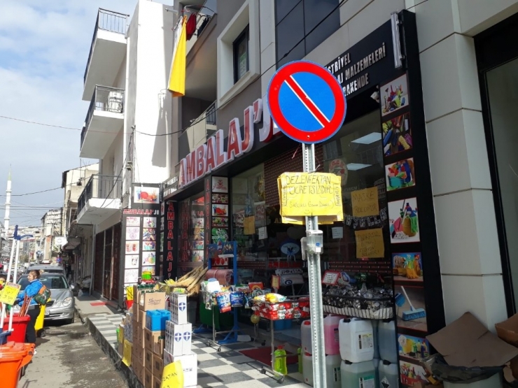 İzmir’de Cadde Üzerine Ücretsiz El Dezenfektanı Koydular