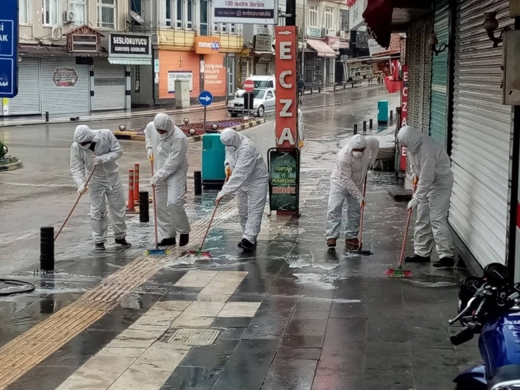 Kilis Belediyesi Caddeleri Sabunlu Suyla Yıkadı