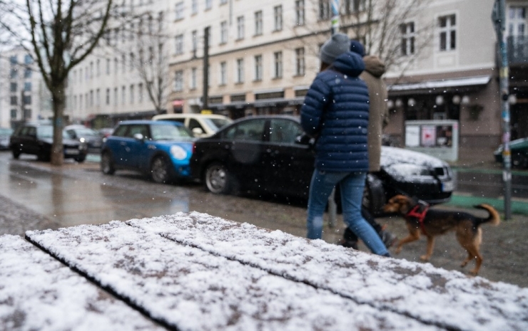 Almanya’da Kar Yağışı Sokakları Beyaza Bürüdü