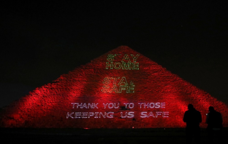 Mısır Piramitlerinden Dünyaya "Evde Kal" Mesajı