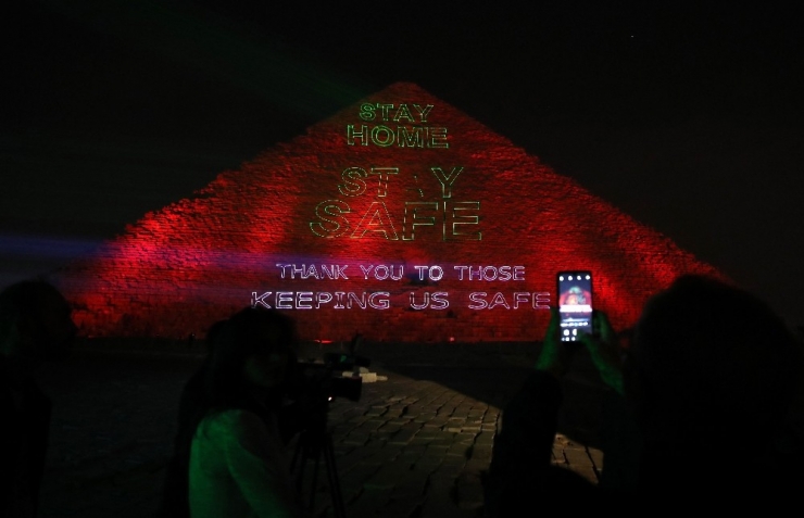 Mısır Piramitlerinden Dünyaya "Evde Kal" Mesajı