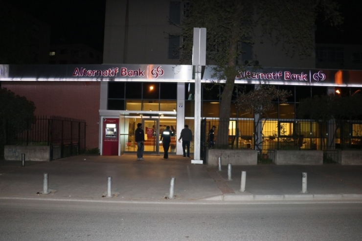 İzmir’de Tornavidalı Banka Soygunu