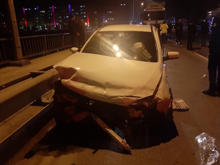 Samsun’da Otomobil Bariyerlere Çarptı: 2 Yaralı
