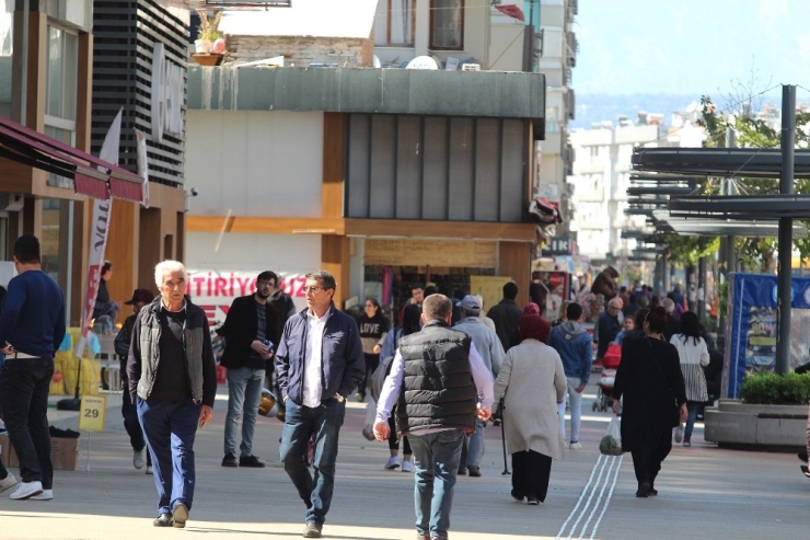 Antalya Sokaklarında Sıcak Hava Yoğunluğuna Polis Uyarısı