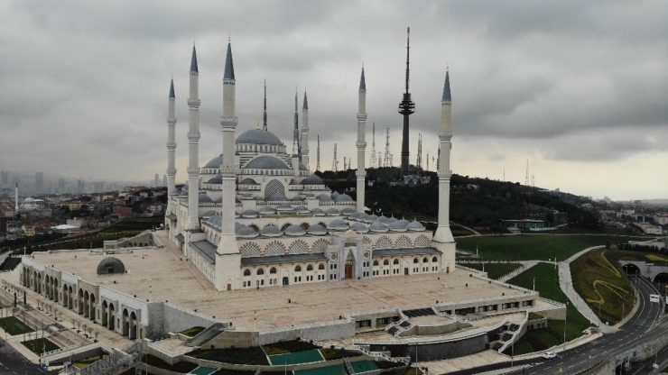 Korona Virüs Tedbirleri Sebebiyle Bu Cuma Namazında Da Boş Kalan Çamlıca Camisi Havadan Görüntülendi