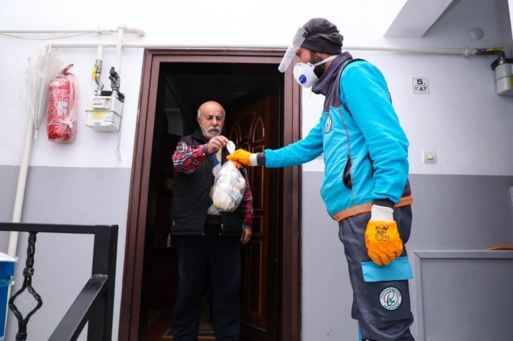 Gaziosmanpaşa’da 65 Yaş Üstü Vatandaşların Çöpleri Kapılarından Alınıyor