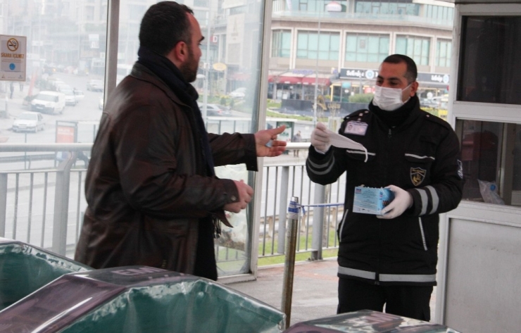 İstanbul’da Toplu Taşımayı Kullananlara Maske Dağıtılıyor