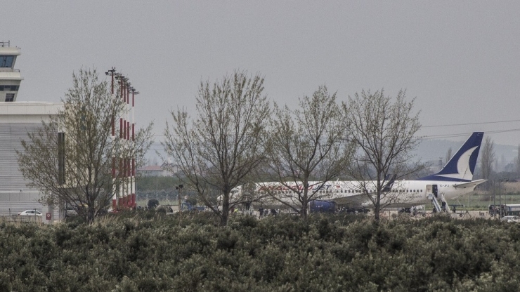 Kktc’deki 190 Türk Öğrenci Balıkesir’e Uçakla Getirildi