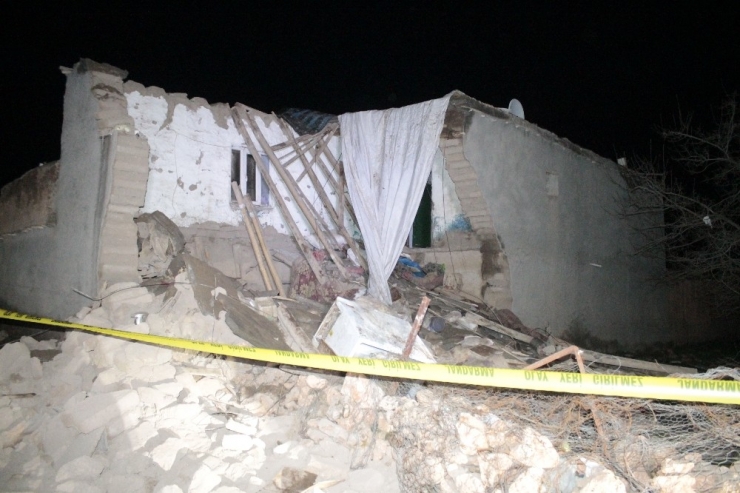 Diyarbakır’da Aşırı Yağışlardan Dolayı Kerpiç Ev Çöktü