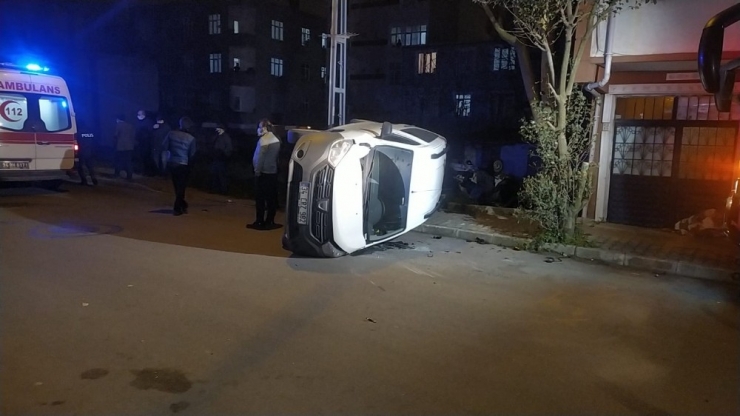 Başakşehir’de Hafif Ticari Araç İle Çarpışan Otomobil Takla Attı: 3 Yaralı