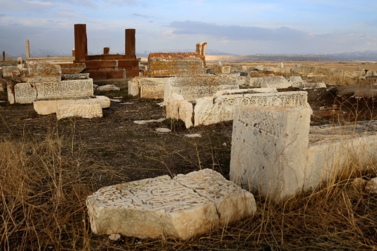 Dünya Korona Virüsü Konuşurken, Define Avcıları Türk-islam Mezarlığını Tahrip Etti