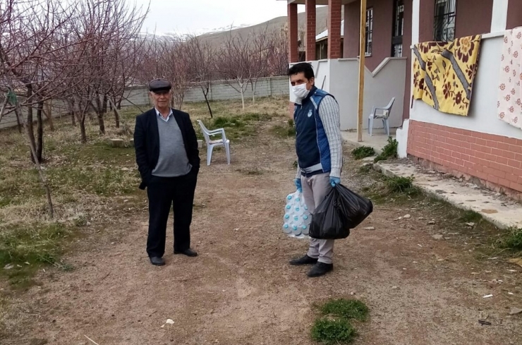 Adilcevaz Belediyesi Ekipleri Hasta Ve Yaşlıların Yardımına Koşuyor