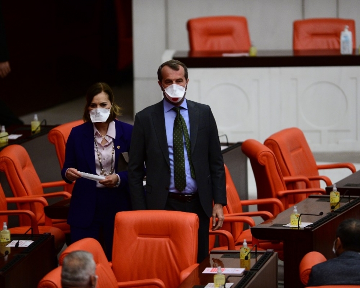 Tbmm Genel Kurulu’nda Milletvekilleri Maske İle Oturumda Bulundular