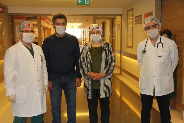 Korona Virüsünü Yenen Çift Hastaneden Alkışlarla Uğurlandı