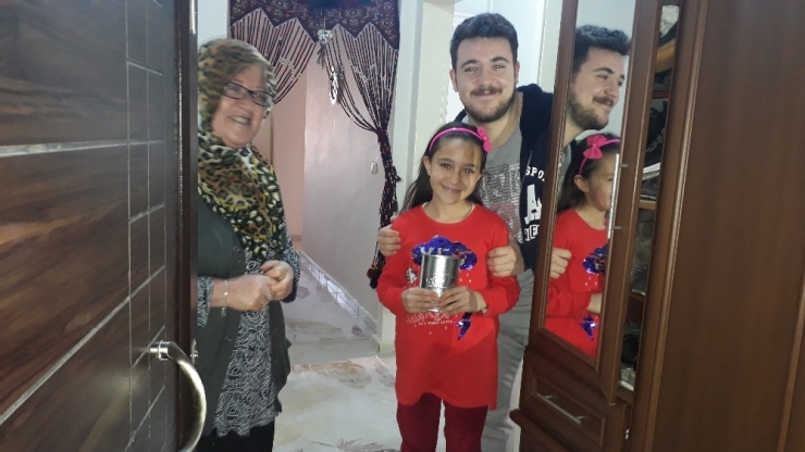 Minik Kız Biriktirdiği Parasını ‘Biz Bize Yeteriz Türkiyem’ Kampanyasına Bağışladı