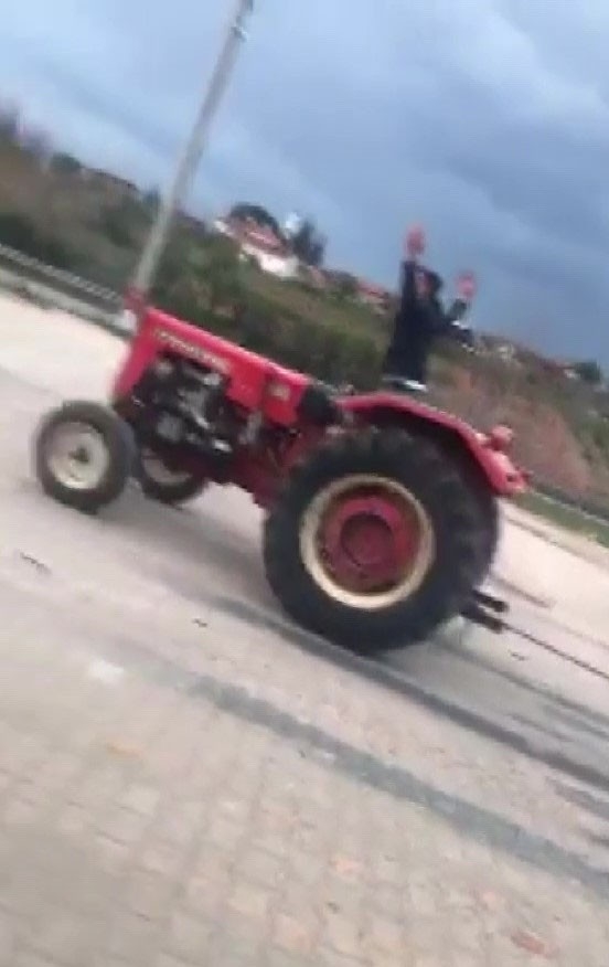 Gençler Traktörleri Birbirine Bağlayıp Güç Yarıştırdı