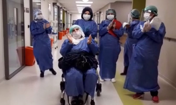 Elazığ’da "Korona Virüsü" Yenen 14 Kişi Alkışlarla Taburcu Oldu