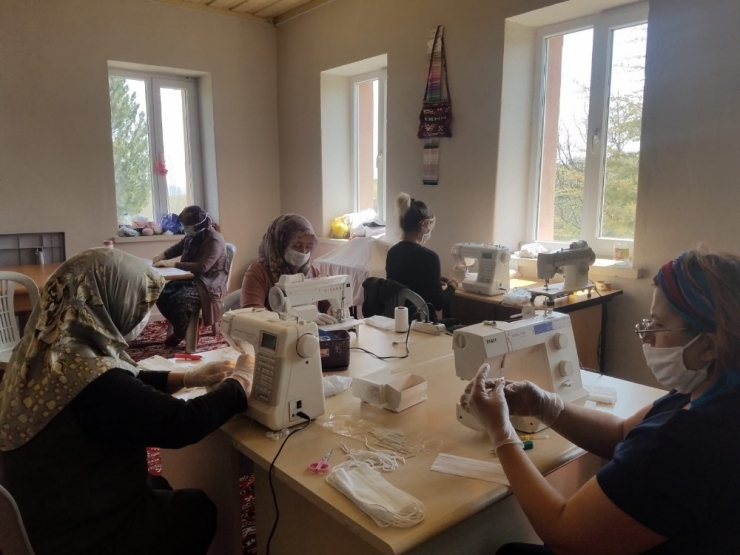 Gönüllü Kadınların Ürettiği Maskeler Bedava Dağıtılıyor
