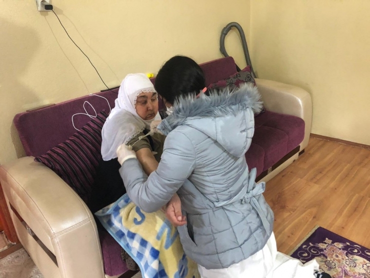 Lösemi Hastası Kadının Tahlilleri Evinde Yapıldı