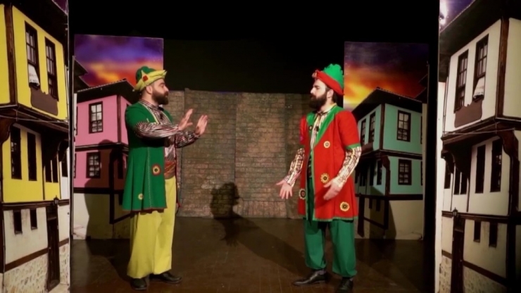 Uşaklı Tiyatro Oyuncuları ‘Korona Virüs’ Tiyatrosunu Sosyal Medyadan Seyircilere Ulaştırdı