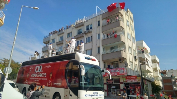 Büyükşehir Belediye Bandosu, Kuşadası’nı Coşturdu