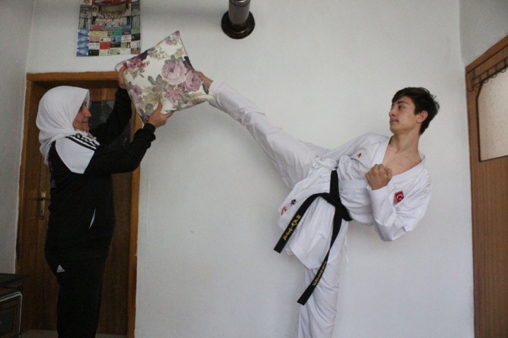 14 Yaşındaki Milli Karateci Antrenmanları Halasıyla Yapıyor