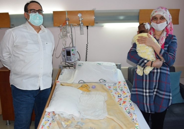 Kilo Kaybı Yaşayan 40 Günlük Bebek Ameliyatla Sağlığına Kavuştu