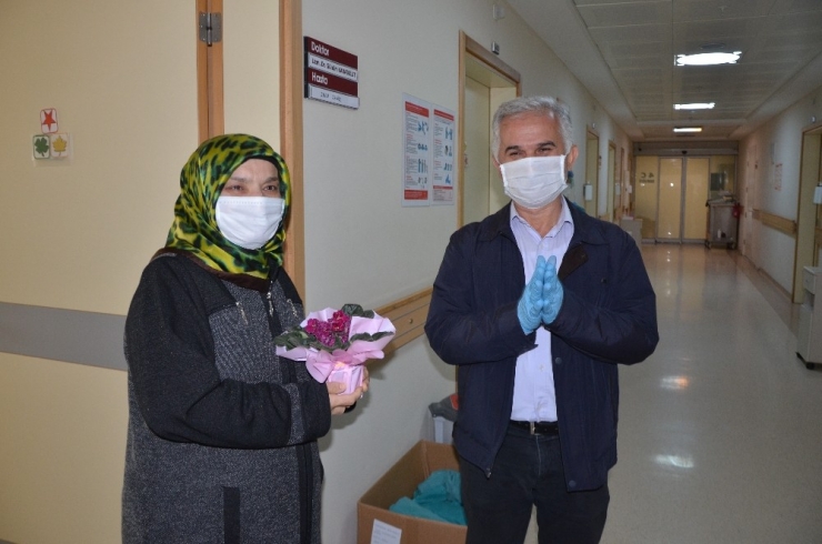 58 Yaşındaki Karı-koca Korona Virüsü Yendi, Alkışlarla Taburcu Oldu