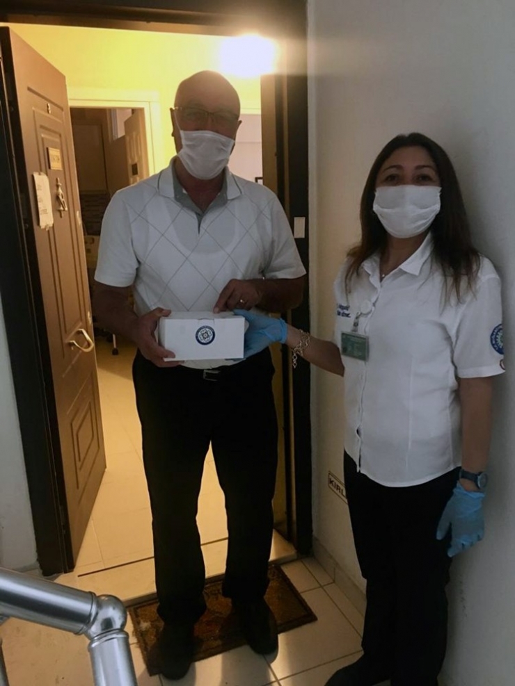 Klinik Sahibi Doktorlara 5 Bin Maske Dağıtıldı