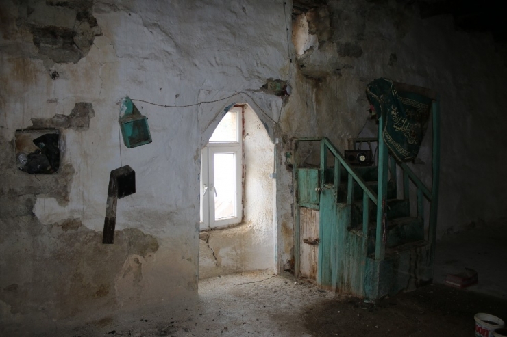 Osmanlı Dönemine Ait Tarihi Cami Restore Edilmeyi Bekliyor