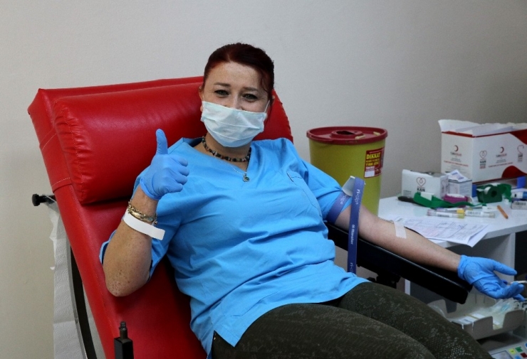 Adana’da, Kan Stokları Azalınca Sağlık Çalışanları Kan Bağışladı