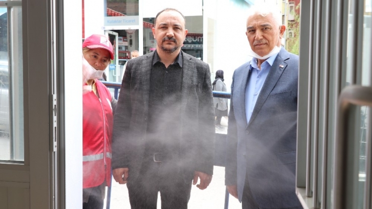 Aksaray Kızılay’da Vatandaşlar Dezenfektan Kabininden Geçiriliyor
