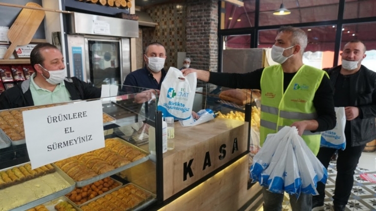 İzmit Belediyesi Ücretsiz Maske Dağıtmaya Devam Ediyor