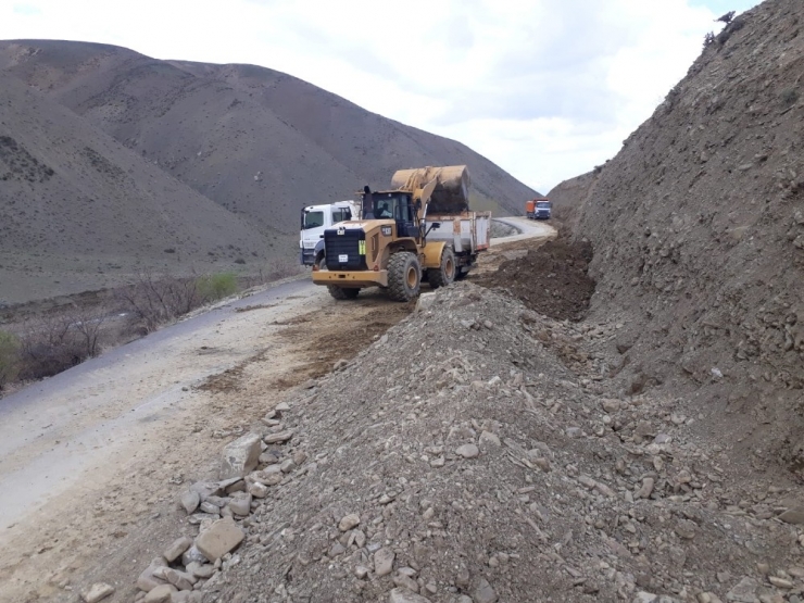 Gürpınar’da Yol Yapım Çalışmaları Sürüyor