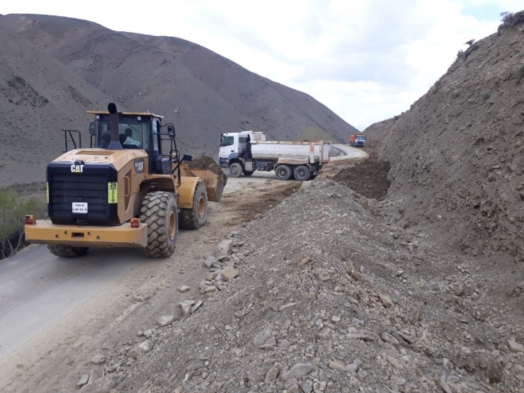 Gürpınar’da Yol Yapım Çalışmaları Sürüyor