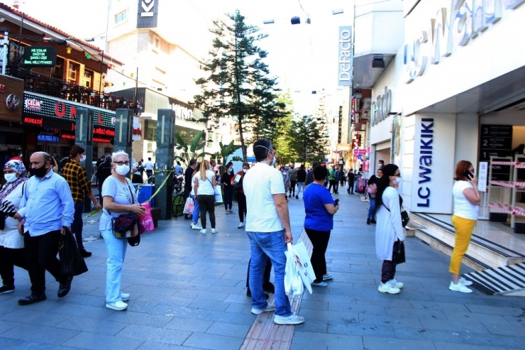 Antalya’da Mağazalar Önünde Anneler Günü Kuyruğu