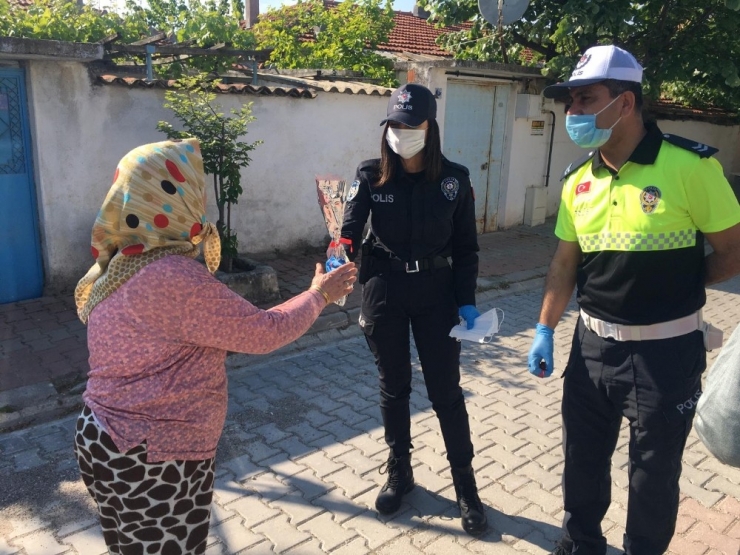 Kepsut’ta Polisler Annelerin Gününü Evlerinde Kutladı